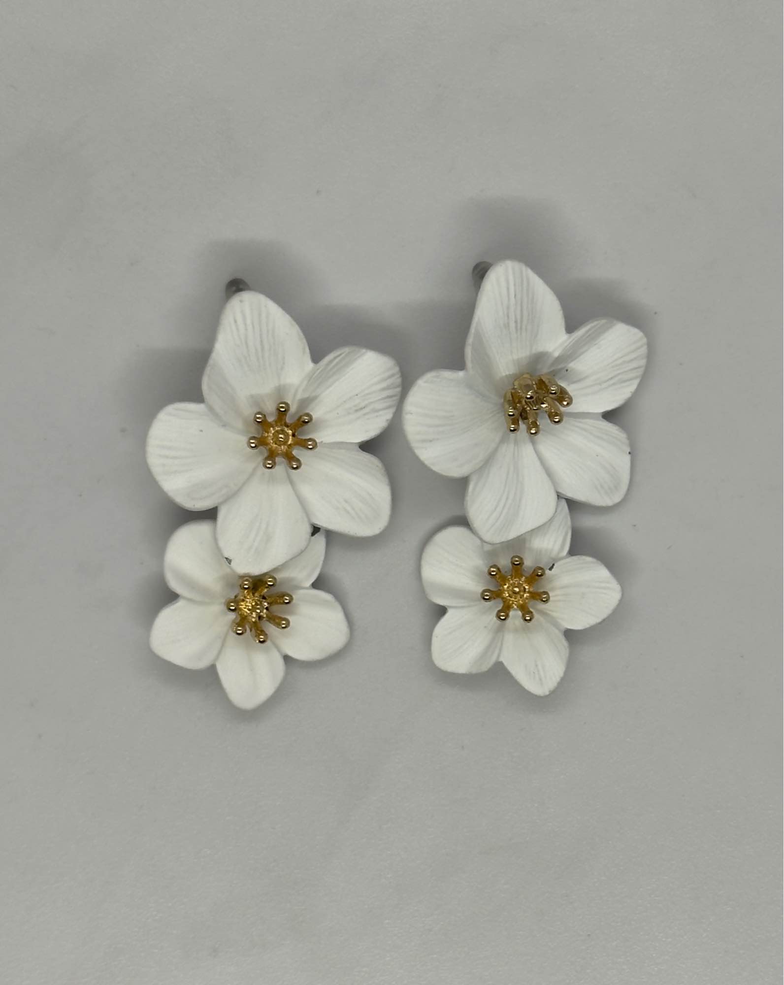 White double flower bc drop earrings