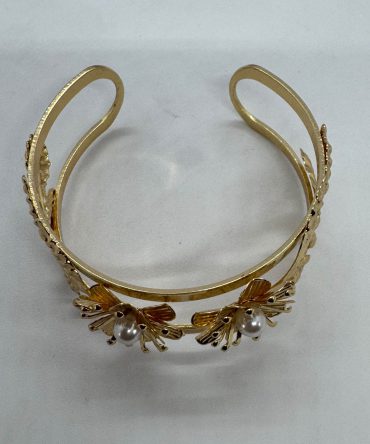 Gold toned elegant floral bracelet